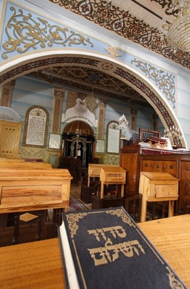 Wnętrze synagogi.