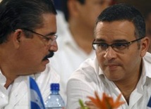 Obalony prezydent Manuel Zelaya (z lewej)