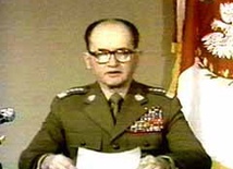 Gen. Jaruzelski ogłasza stan wojenny. 