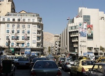 Centrum Damaszku. Na ścianach budynków portrety prezydenta kraju.