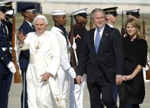 Prezydent Bush wita papieża na lotnisku