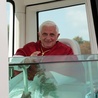 Papież poddany operacji nadgarstka