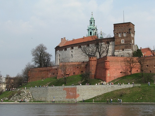 Kraków: Dziedziniec Zamku do renowacji