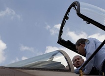 Benjamin Netanyahu w kabinie F-15i