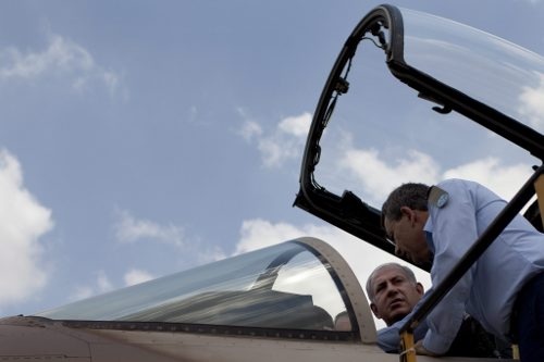 Benjamin Netanyahu w kabinie F-15i