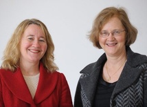 Elisabeth H. Blackburn (R) i Carol Greider (L)