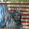 Graffiti na ścianie dawnej ambasady amerykańskiej