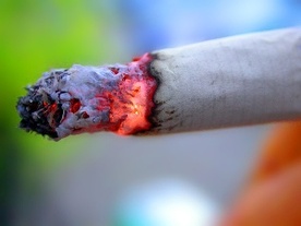 Komisja: rozszerzyć zakaz palenia