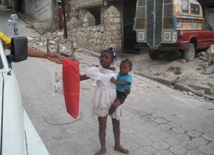 Haiti: Ratownicy wyjeżdżają, pomoc trwa