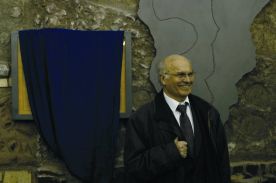 Ryszard Kapuściński podczas odsłonięcia na poznańskim Dworcu Głównym PKP tablicy upamiętniającej pięcioletnią podróż Nowaka (25 listopada 2006 roku) Warszawa: Studniówka "Afryki Nowaka"