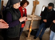 Kosowo, modlitwa przy krzyżu