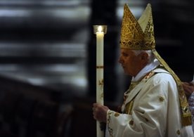 Benedykt XVI przewodniczył liturgii Wigilii Paschalnej