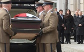 Trumna z ciałem prezydenta Lecha Kaczyńskiego wnoszona jest do Pałacu Prezydenckiego