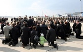 Parlamentarzyści PiS przy trumnie z ciałem prezydenta Lecha Kaczyńskiego