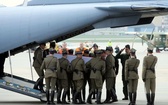 Żołnierze wyjmują trumnę z ciałem prezydenta Lecha Kaczyńskiego z samolotu.