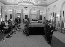 Premier i ministrowie objęli Wartę Honorową