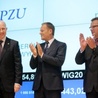 Premier Donald Tusk (C), minister Skarbu Państwa Aleksander Grad (P) i prezes Zarządu PZU Andrzej Klesyk (L)