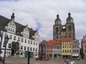 800 statuetek Lutra zdobi Wittenbergę