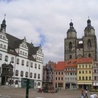 800 statuetek Lutra zdobi Wittenbergę