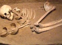 Odkopano masowy grób Niemców