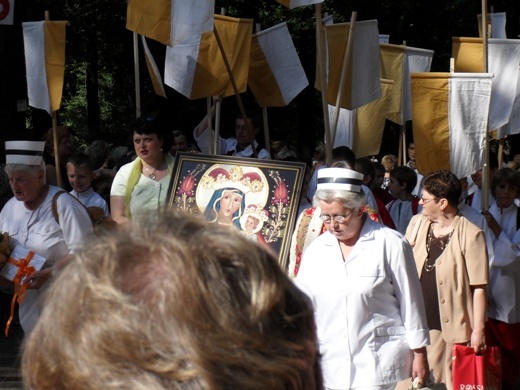 Kobiety pielgrzymują do Piekar