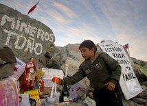 Chile: Zasypani górnicy budują kaplicę