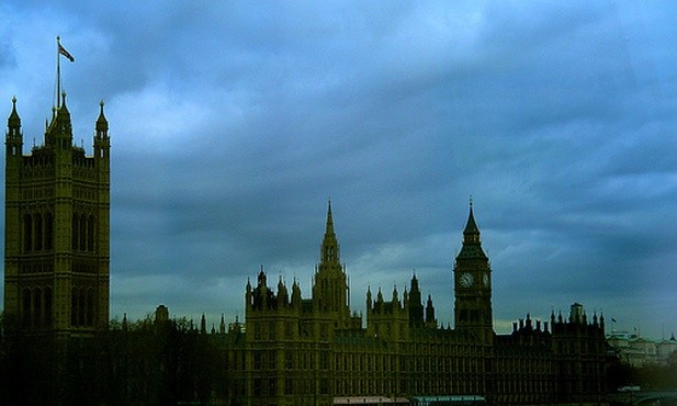 Parlament ponad unijnymi dyrektywami