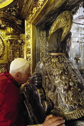 Benedykt XVI tak jak wszyscy pielgrzymi objął rzeźbę św. Jakuba