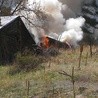Strażacy ochotnicy podpalali stodoły