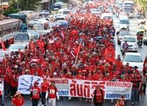 30 tys. "czerwonych koszul" protestowało w Bangkoku