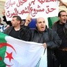 Policjanci zatrzymują manifestację w Algierze