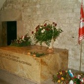Prezydent na grobie Lecha i Marii Kaczyńskich