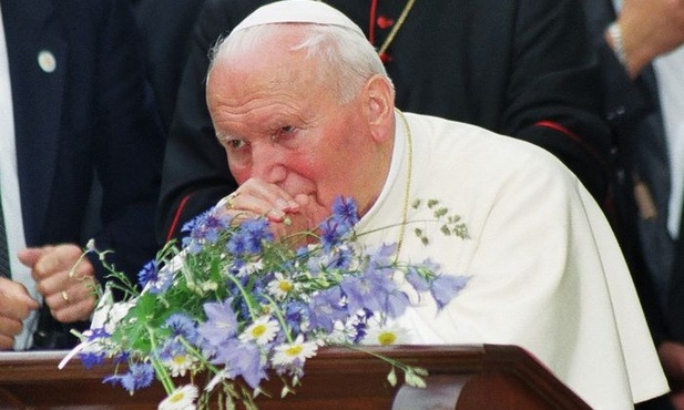 Procesja z relikwiami Jana Pawła II