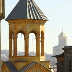 Tbilisi to miasto świątyń. Każdy, kto przechodzi w ich pobliżu, żegna się. W Polsce to rzadkość. 