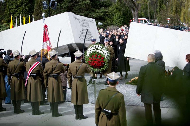 Uroczystości na cmentarzu Powązkowskim odbyły się przy pomniku ofiar