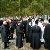 Prezydenci Komorowski i Miedwiediew w czasie przekazywania ikony smoleńskiej w Katyniu