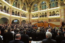 	„Boże, błogosław Węgrów”. To pierwsze słowa nowej konstytucji uchwalonej w ubiegłym tygodniu w Budapeszcie. Bratanek odważył się „wrócić do średniowiecza”