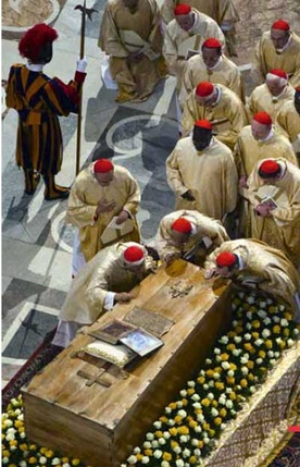 Trumna z ciałem Jana Pawła II została wyjęta z grobowca i ustawiona w bazylice przed Konfesją św. Piotra 