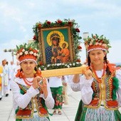 Procesja podczas uroczystości MB Częstochowskiej 