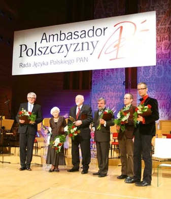 Od lewej: prof. Andrzej Bochenek, Danuta Szaflarska, Światosław Świacki, Krzysztof Dzierma, Waldemar Popek z WL (w imieniu Olgi Tokarczuk) i Jacek Dehnel