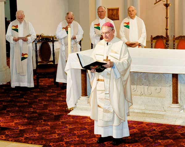 Papież Benedykt XVI odsunął liberalnego biskupa W. Morrisa od kierowania jedną z australijskich diecezji