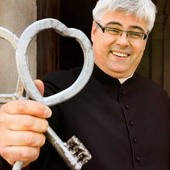 Proboszcz ks. Paweł Olszewski z kluczami, którymi otwiera kościół