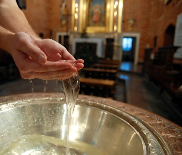 Ateiści dokonują „chrztów”