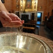 Ateiści dokonują „chrztów”