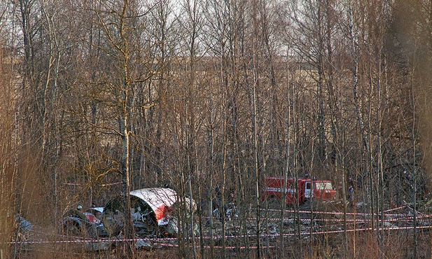 Zespół Macierewicza: Skrzydło Tu-154 nie mogło odpaść po zderzeniu z brzozą
