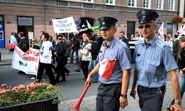 KE: Polscy mundurowi - pracujcie dłużej