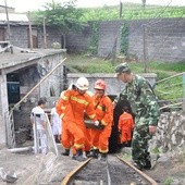 Ogien i deszcz odcięły chińskich górników