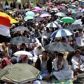 Manifestanci w Jemenie