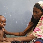 Uchodźcy w Mogadiszu umierają z głodu
