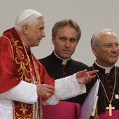 Abp Gänswein o nakładaniu chrześcijanom kagańca